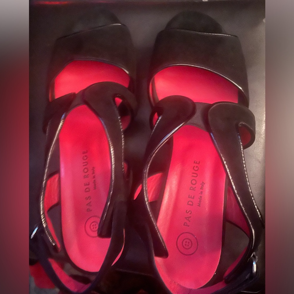 Pas de Rouge Sandals